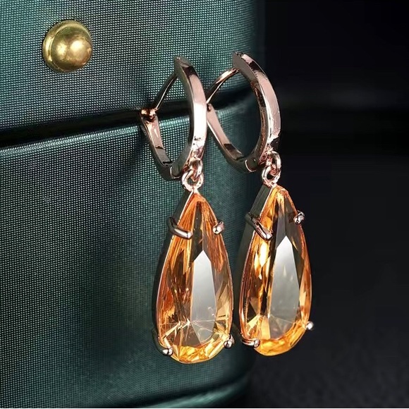 🍾 🥂NWT- Beautiful Champagne Zircon Earrings set in Rose Gold 🍾 🥂 - Picture 4 of 5